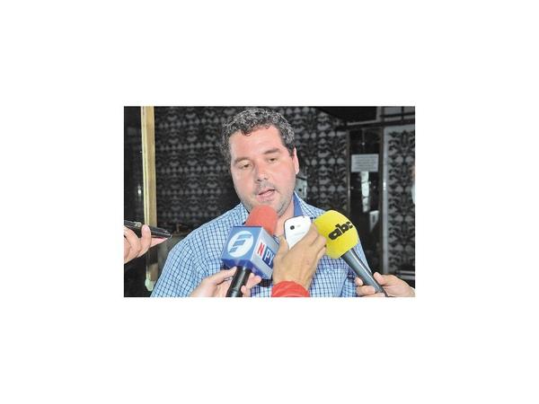 Fiscalía no encuentra indicio alguno de corrupción contra Hugo Volpe