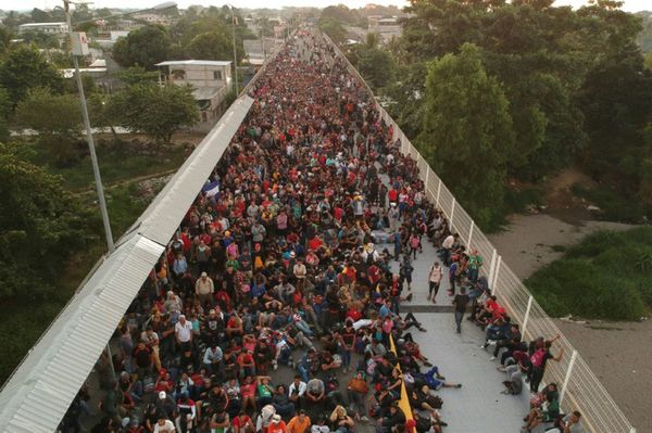 Unos 500 migrantes se plantan en México para cruzar frontera