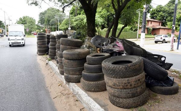 Cubiertas son depositadas en avenidas, denuncian vecinos - Locales - ABC Color