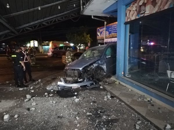 Giro en "U" de taxista causa choque y destrozos