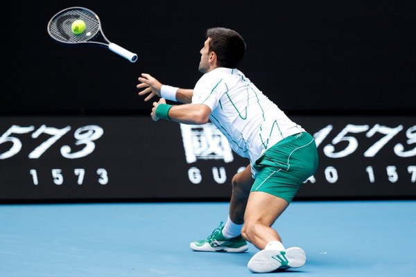 Djokovic sigue a paso firme en el Abierto de Australia