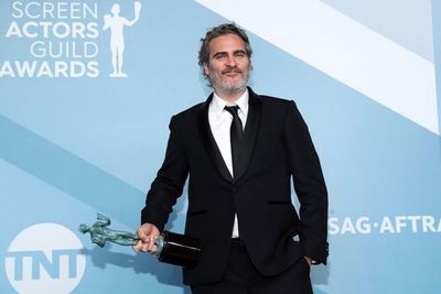 Joaquín Phoenix visitó un matadero de cerdos nada más ganar el premio SAG  - Gente - ABC Color