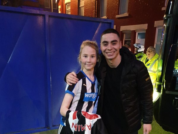 El regalo especial de Almirón a una fanática del Newcastle