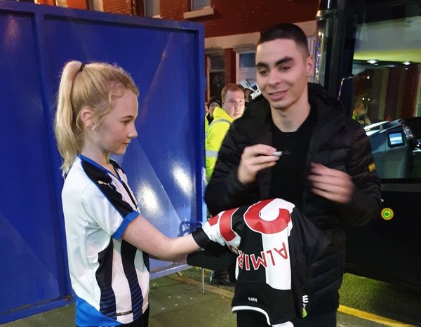 Miguel Almirón y un loable gesto con una fanática del Newcastle