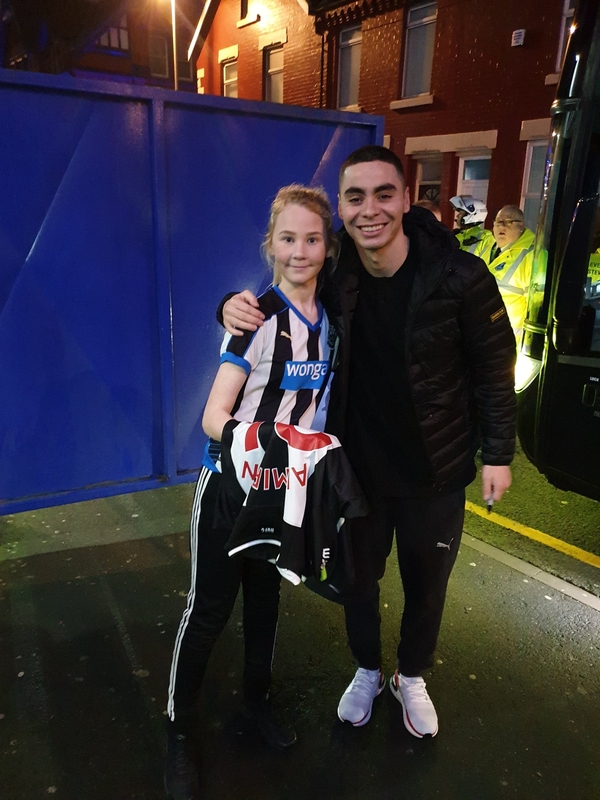 Miguel Almirón sorprendió a una niña fanática del Newcastle United