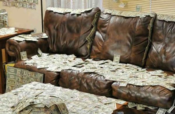 Compra un sofá usado y encuentra 40.000 dólares en su interior - SNT