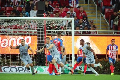 Con un golazo paraguayo, Dorados sorprendió a Chivas
