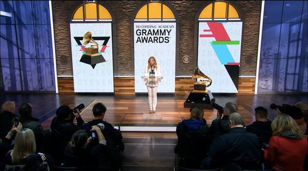 Expresidenta de premios Grammy demanda por discriminación y acoso sexual