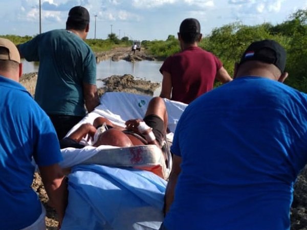 Penurias en camillas para llegar al hospital por mal estado del camino