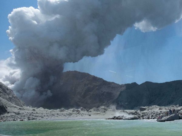 Elevan a 20 los muertos por erupción de volcán en Nueva Zelanda
