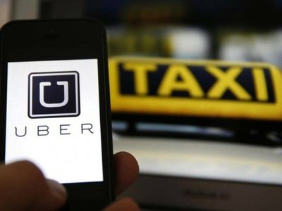 Taxistas acorralan a conductores de MUV y Uber