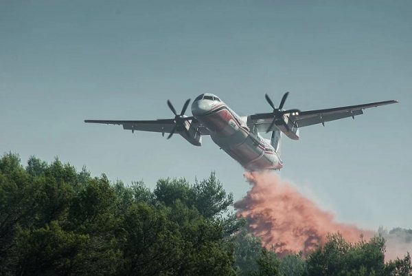 Muere bomberos al desplomarse un avión que combatía incendio