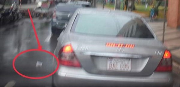 Multan a conductor que lanzó su basura desde automóvil | Noticias Paraguay