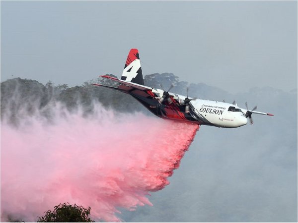 Avión cisterna se estrella en Australia y mueren tres bomberos