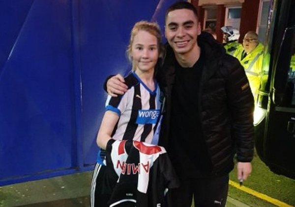 ¡El mejor regalo! Miggy Almirón sorprendió a una fanática | Noticias Paraguay
