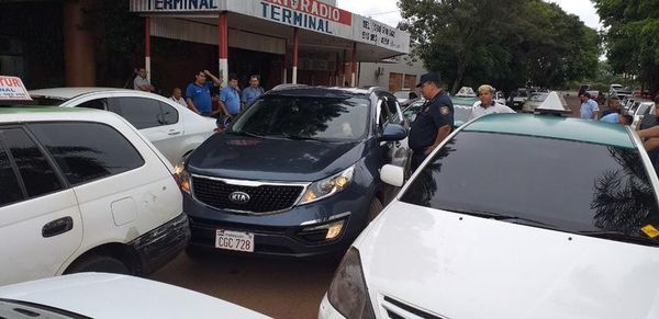 Ciudad del Este: Componenda entre taxistas y municipalidad para perseguir a choferes de UBER/MUV