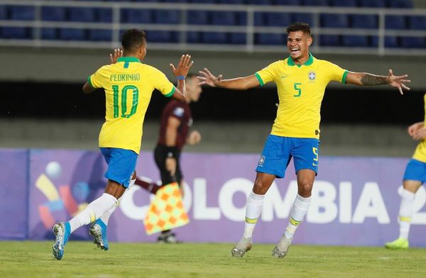 Brasil vence a Uruguay y se afianza en la punta - Fútbol - ABC Color