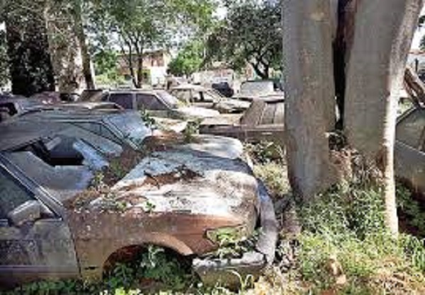 Policía podrá destruir más de 5000 vehículos abandonados, según oficio judicial