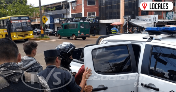 Agentes del grupo Lince aprehendieron a dos jóvenes en el Circuito Comercial de Encarnación