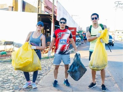 Jóvenes de Coronel Oviedo juntan la basura corriendo