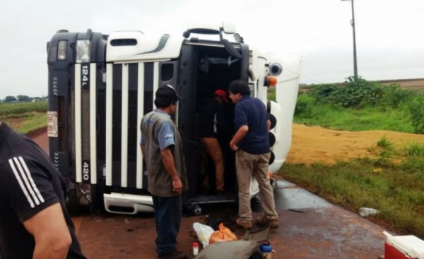 Granos de soja esparcidos tras vuelco de camión