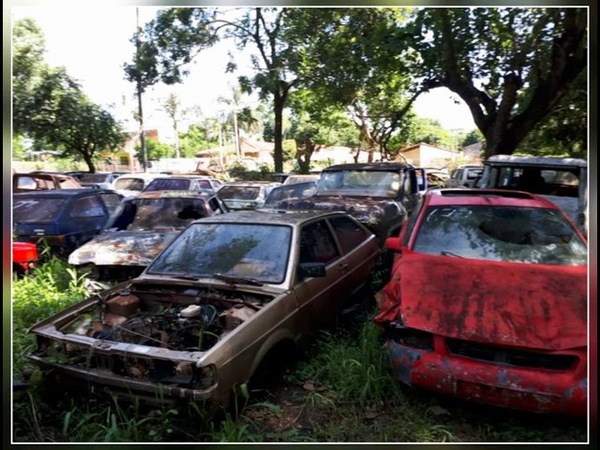 OBLIGAN  A LA POLICÍA A DESTRUIR UNOS VEHÍCULOS CHATARRA ABANDONADOS