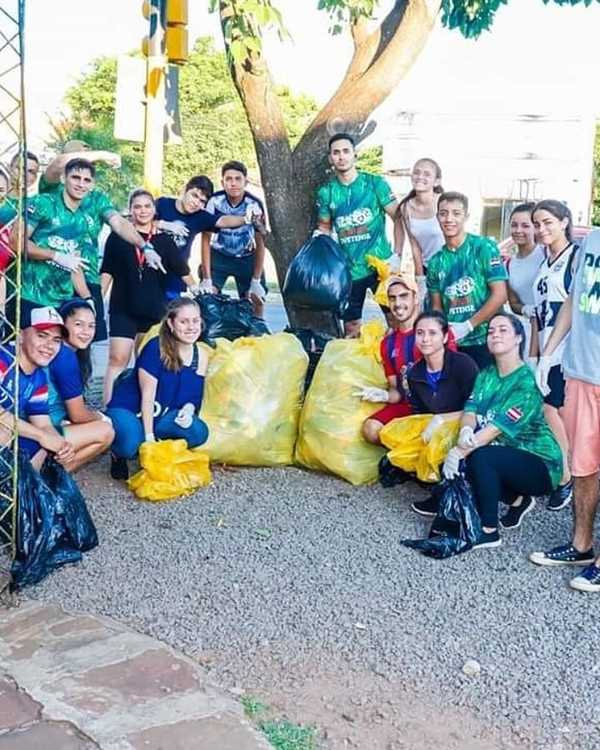 Jóvenes se organizan para juntar basura corriendo