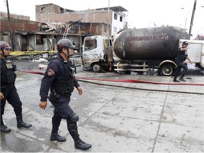 Explosión de camión con gas deja dos fallecidos y 50 heridos