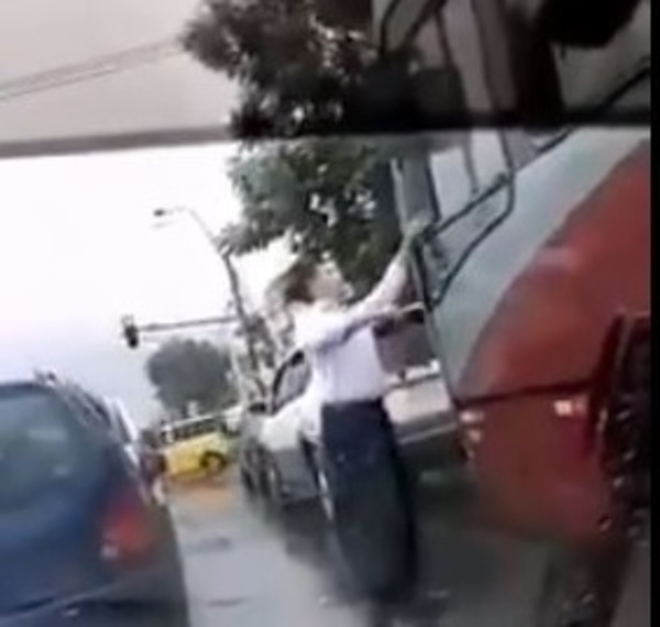 Hombre que devolvió la basura del chófer: "Hay que concienciar, no tirar basura desde el vehículo" » Ñanduti