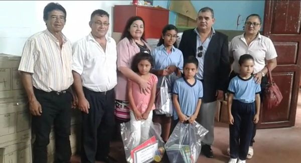 Distribuyen kits escolares en San Pedro