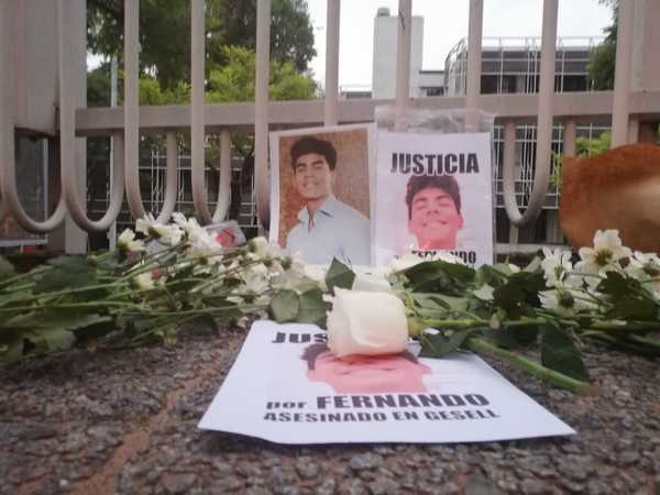 Asunción: exigen justicia por Fernando, el joven asesinado por una patota en Argentina