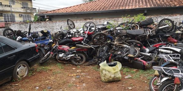 Autorizan destruir 9.516 motocicletas y automóviles