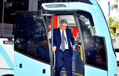 Gobernador presenta bus comprado a precio de oro - Política - ABC Color