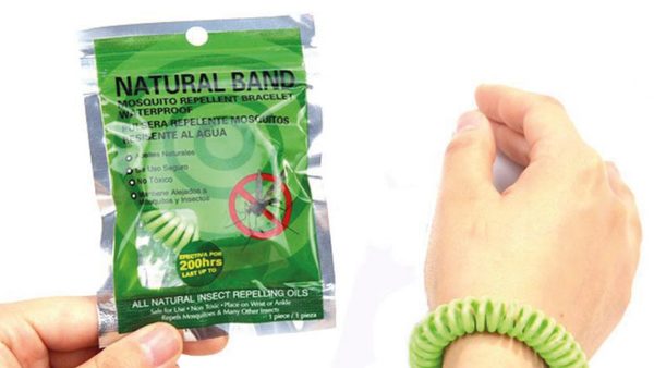 Pulsera antimosquito  es “irrelevante”