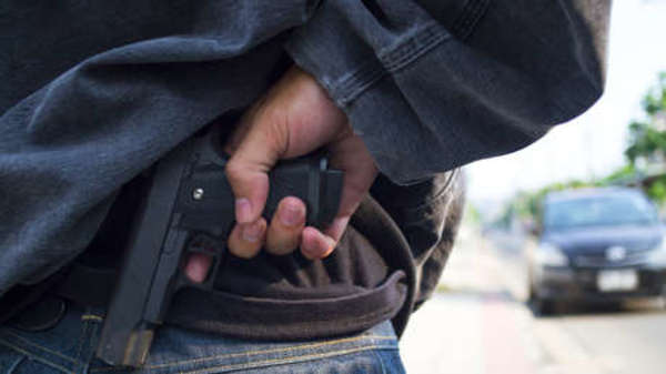 Delincuentes despojan de su arma de fuego a policía