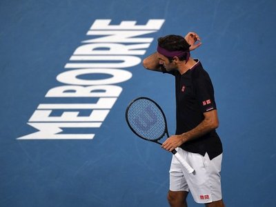 Roger Federer suda, pero logra su victoria 100 en Melbourne