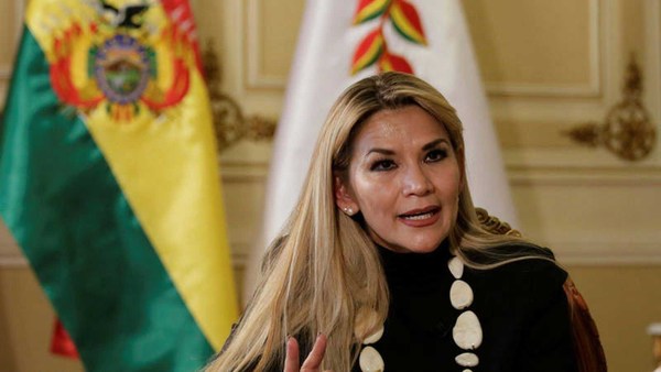 Bolivia: Jeanine Áñez denunció que de los pagos hechos a Cuba por el trabajo de los médicos, el 80% era desviado con fines políticos