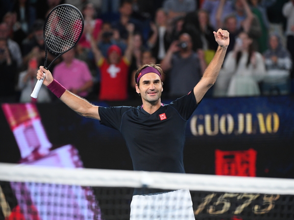 Federer sufre, pero hace historia en Melbourne