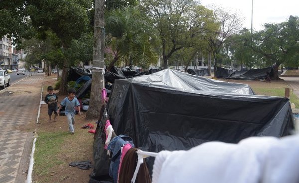 Policía pedirá orden judicial para desalojar a indígenas que ocupan Plaza de Armas - ADN Paraguayo