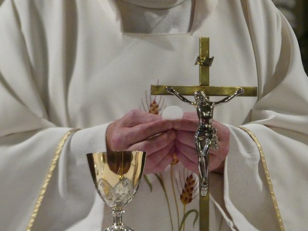 Quiso quedarse con bienes de sacerdote y la imputaron