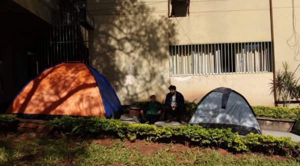 Acampan frente al Ministerio de Defensa para estudiar inglés