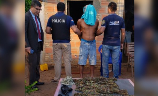 Incautan uniformes tácticos y detienen a un prófugo por homicidio