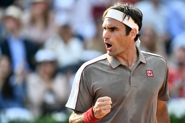 Federer sufre en jornada de sorpresas del Abierto de Australia