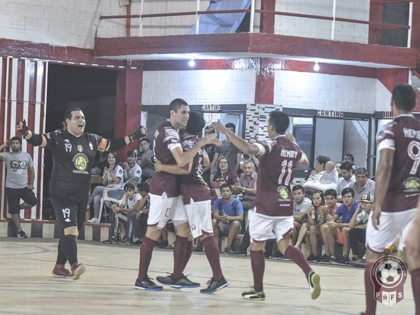 El campeón golea en su debut