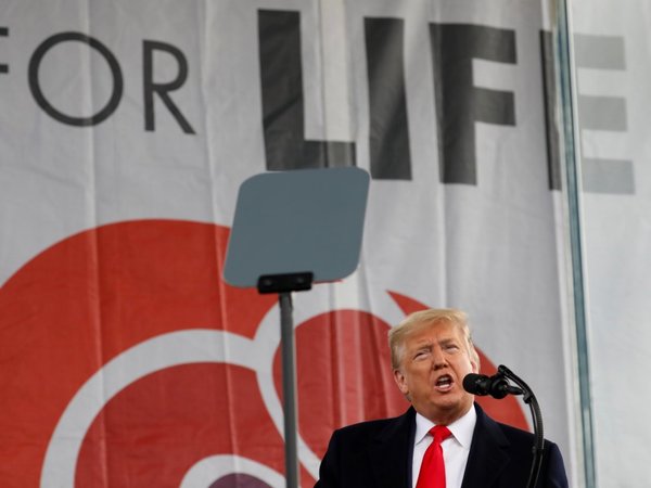 Trump busca el voto de mujeres conservadoras en una gran marcha antiabortista
