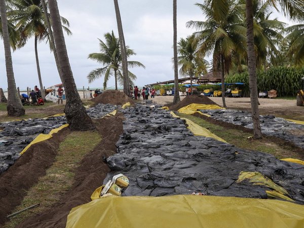 Manchas de petróleo superan 1.000 playas en litoral brasileño