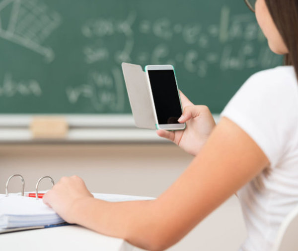 Ley prohíbe uso de celulares en aulas