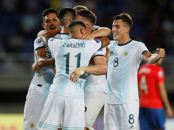 Argentina vence a Chile y pasa a liderar el grupo A