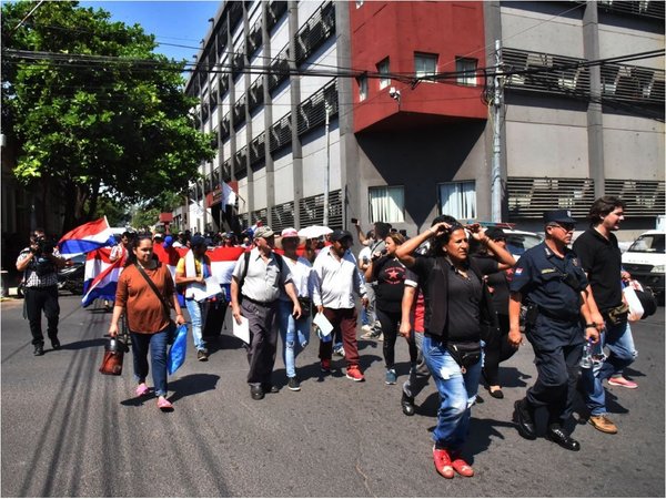 Sintechos exigen uso de USD 100 millones para construir casas