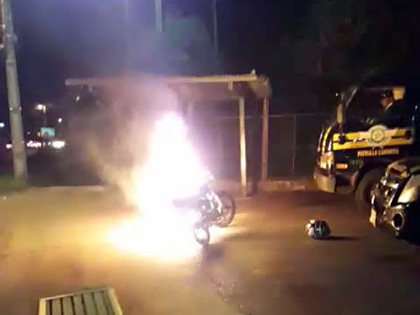 Lo multaron con conducir tomado y decidió quemar su motocicleta - Nacionales - ABC Color